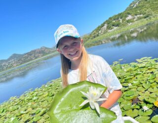 Kind met lelie aan meer van Skadar in Montenegro