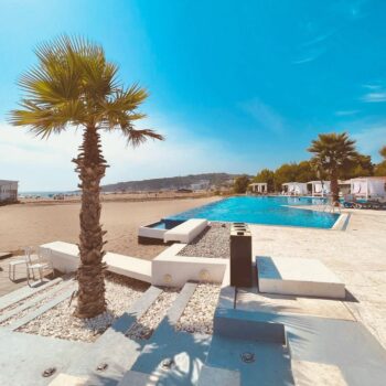 Zwembad aan strand bij hotel in Ulcinj