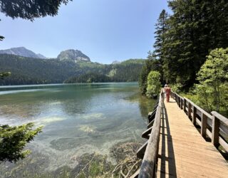 Wandel met de kinderen langs Black Lake in Montenegro