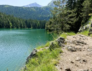 Wandel langs Black Lake in Montenegro