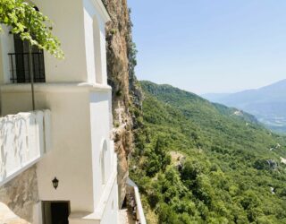 Uitzicht vanaf rotsklooster in Montenegro