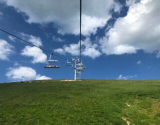 Met de kabellift naar de top van de berg in Kolasin