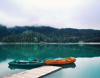 Varen met de kinderen op Black Lake Montenegro