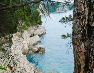 Wandelen langs de kustlijn bij Petrovac