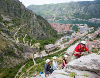 Klauter met de familie op de via ferrata in Kotor