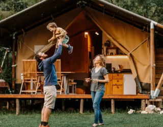 Familie bij tent glamping Skadar