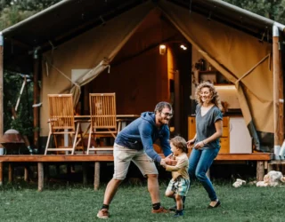 Familie met kinderen bij tent glamping Skadar