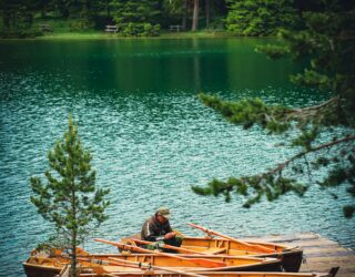 Genieten vanop de boot in Black Lake in Montenegro