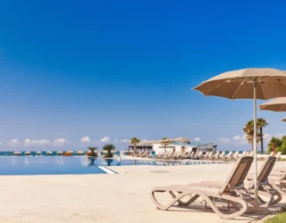 Hotel Alcinj aan het strand met zwembad