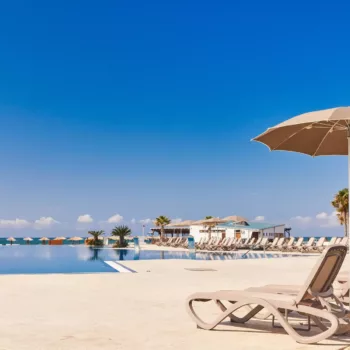 Hotel Alcinj aan het strand met zwembad