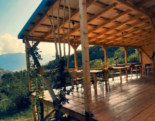 Terras bij glamping Skadar