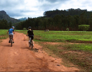 Kinderen fietsen in een wildreservaat in Swaziland