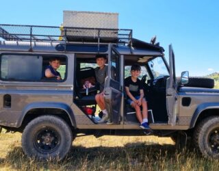 Kinderen op jeepsafari in het Velebit gebergte in Kroatië
