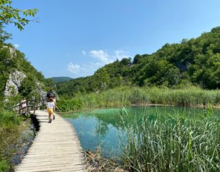 Gezin wandelt over de houten paadjes in Plitvice National Park