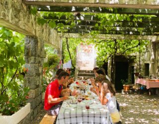 Familielunch in het Velebit gebergte in Kroatië