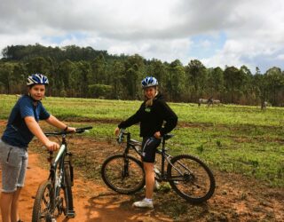 Mountainbiken met kinderen in een wildreservaat in Swaziland