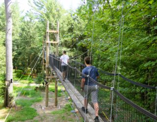 Kinderen wandelen op hoogteparcours in safaripark Canada