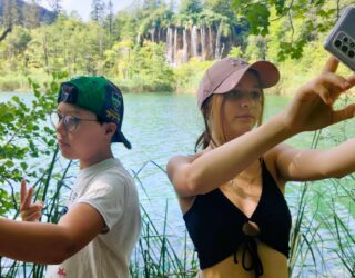 Tieners nemen selfies in Plitvice National Park