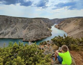 Kind bij het Velebit gebergte in Kroatië