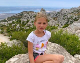 Kind in het Velebit gebergte in Kroatië
