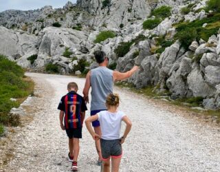 Familie in het Velebit gebergte in Kroatië