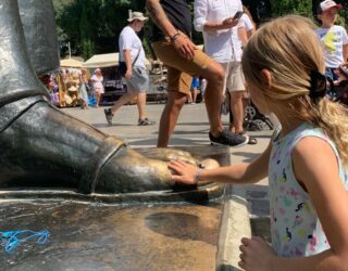 Kind bij standbeeld in Split