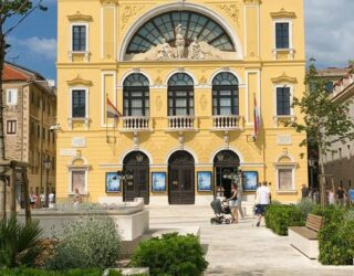 Kleurrijk gebouw in het oude Split