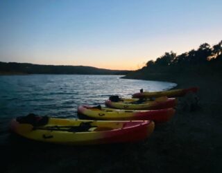 Kajakken bij zonsondergang in Portugal