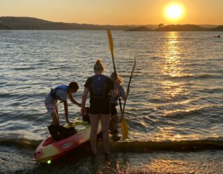 Kajak met tieners bij zonsondergang in Portugal