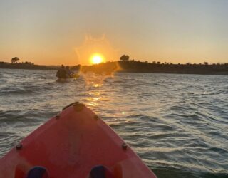 Kajakken onder de sterrenhemel bij zonsondergang