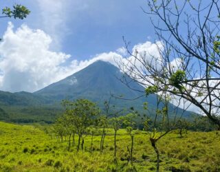 Met tieners naar de voet van de Arenal vulkaan in Costa Rica