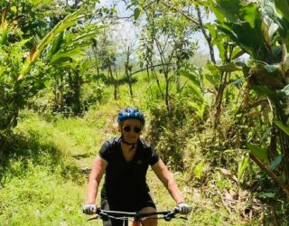 Mountainbiken in het tropisch regenwoud met kinderen