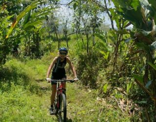 Mountainbiken door het tropisch regenwoud in Costa Rica