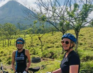 Mountainbiken aan de voet van de Arenal vulkaan in Costa Rica