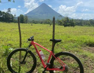 Met de mountainbike aan de voet van de Arenal vulkaan in Costa Rica