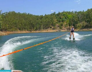 Familiefun met waterski's op een meer in Portugal