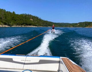 Familiefun met waterski's of wakeboard op een meer in Portugal