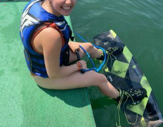 Tiener met wakeboard op meer in Portugal