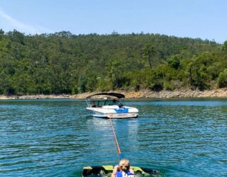 Wakeboarden met tieners op meer in Portugal