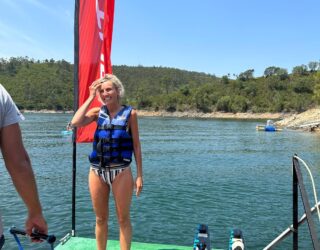 Waterskiën met het gezin op een meer in Portugal