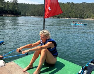 Waterskiën oefenen op een meer in Portugal