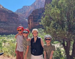 Mama met kinderen op de mountainbike in Zion National Park