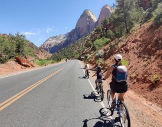 Gezin fietst in Zion National Park