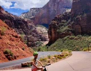 Kind fietst in Zion National Park