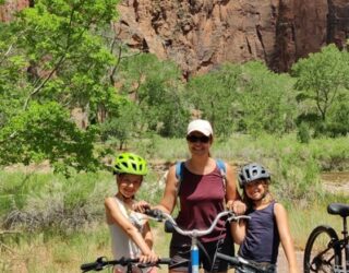 Mama met kinderen fietsen in Zion National Park