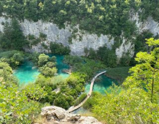 Wandel over de houten paadjes in Plitvice National Park