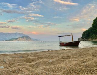 Boot aan strand van Budva