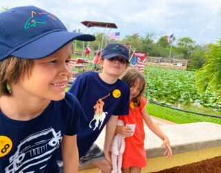 Kinderen zoeven met propellerboot in Everglades