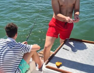 Tieners vissen vanop eigen boothuis in de Knysna lagune