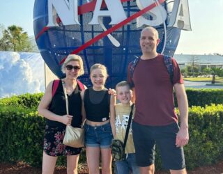 Familie bij Kennedy Space Center in Florida